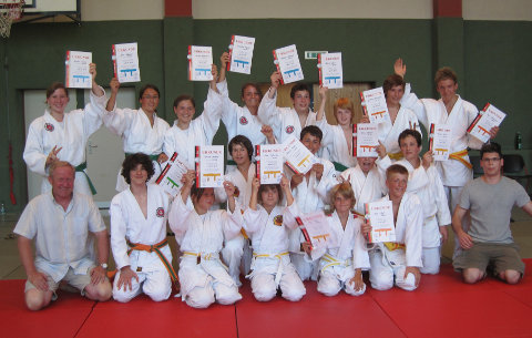 Judo-Prüflinge nach bestanderer Prüfung