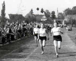 85 Jahre Stiftungsfest: 100-Meter-Lauf von Hela Julier (rechts), Berta Julier (Mitte), Elfriede Dosch auf der alten Aschenbahn, 1948