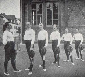 Turner vor der alten Turnhalle in der Schmiederstraße im Jahr 1913