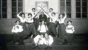 Turnerinnen der Damenriege mit dem Turnvereinsvorsitzenden Emil Stocker (Aufnahme ca. 1911 - 1914)