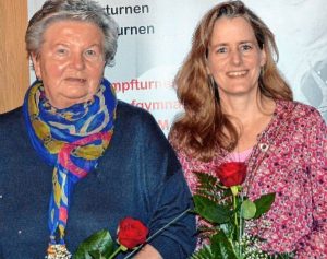 Mit der Verdienstnadel in Silber des TSV wurden für ihre Übungsleitertätigkeit Elisabeth Halbig (links) und Iris Weber geehrt.
