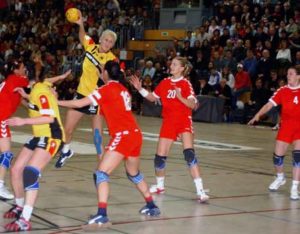 Szene aus dem Länderspiel der Damennationalmannschaften von Deutschland und Serbien-Montenegro in der Sporthalle am Wört, 2004