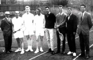 Tennismannschaft mit Mitgliedern des Vorstands, 1965